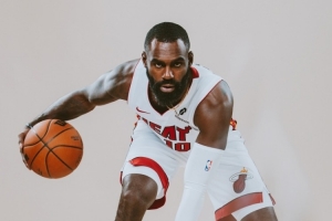 板凳神射!小哈达威半场4中4独得14分 三分3中3